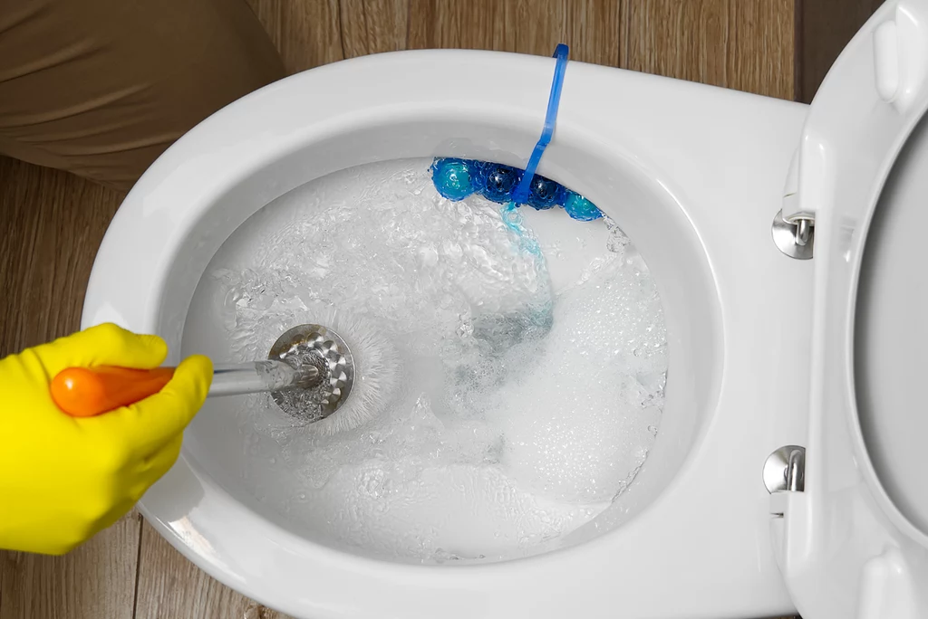 Trik z płynem do naczyń to najprostszy sposób na udrożnienie toalety