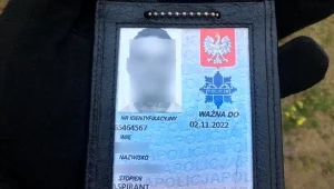 Mężczyzna przez lata okłamywał żonę, że jest policjantem