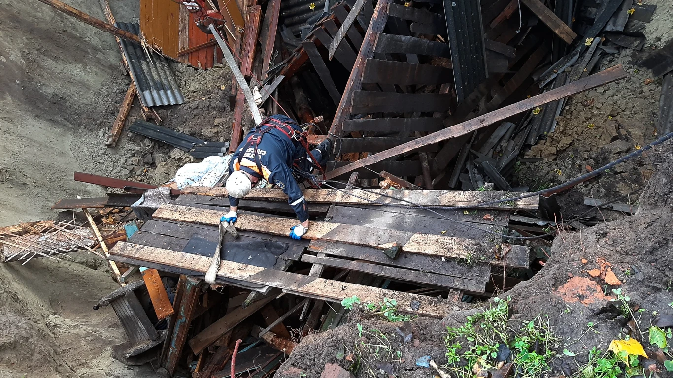 Dół może powstawać stopniowo, latami albo zapaść się natychmiast wciągając wszystko, co znajduje się na powierzchni.
