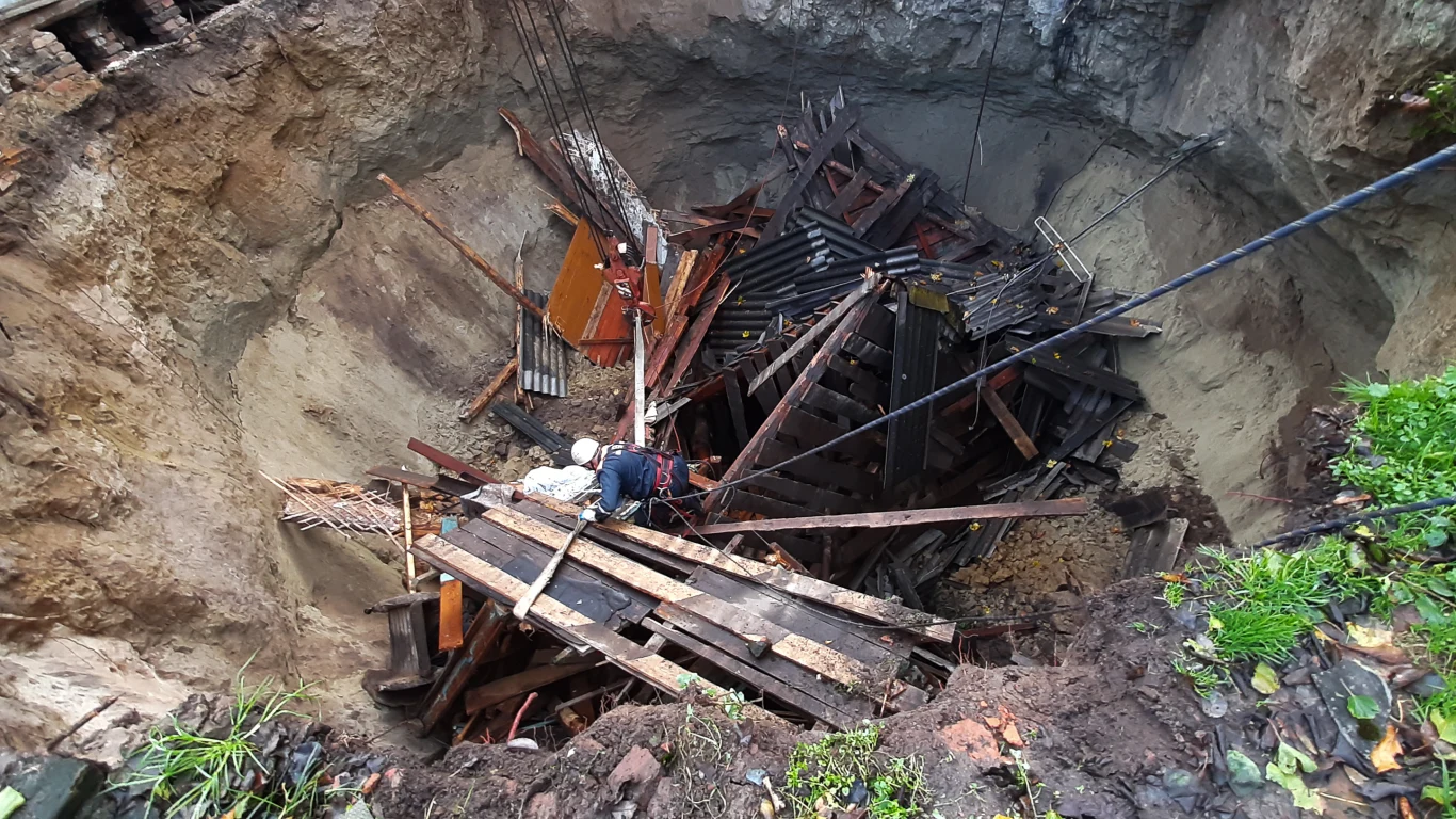 Prawdopodobnie cała wieś została wybudowana na glebie o niezbyt pewnej strukturze.