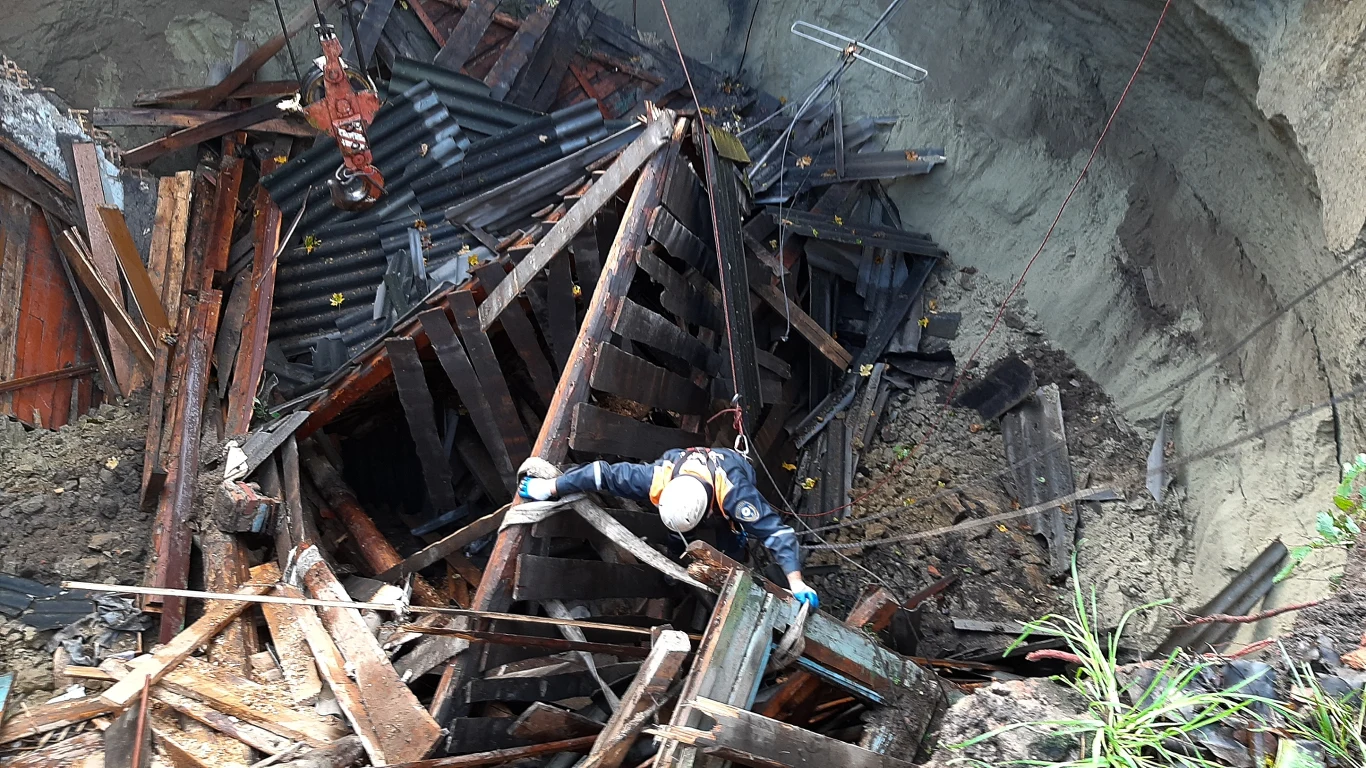 Do uprzątnięcia pozostałości po domu potrzebowano ciężkiego sprzętu, lin i ekipy specjalistów.