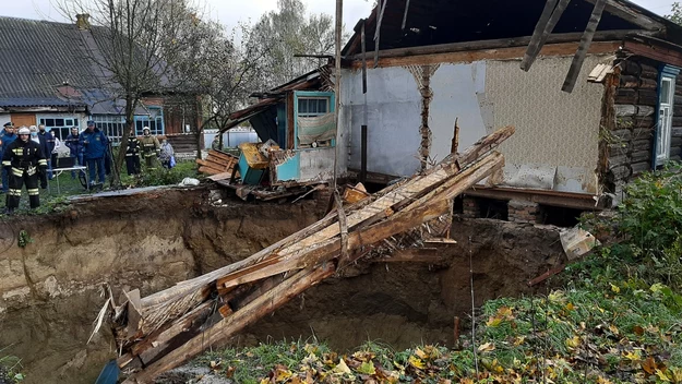 W Wyszkowie na pewno nie ma żadnych podziemnych jaskiń. Leje muszą być więc rezultatem płynącej poniżej gruntu wody i słabego podłoża skalnego. Taka mieszanka skutkuje niestety ryzykiem nagłego osunięcia się ziemi.