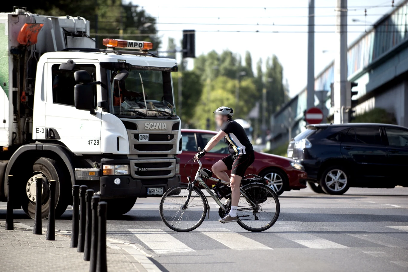 Przepisy łamią rowerzyści w strojach kolarzy... Przepisy łamią rowerzyści w strojach kolarzy...
