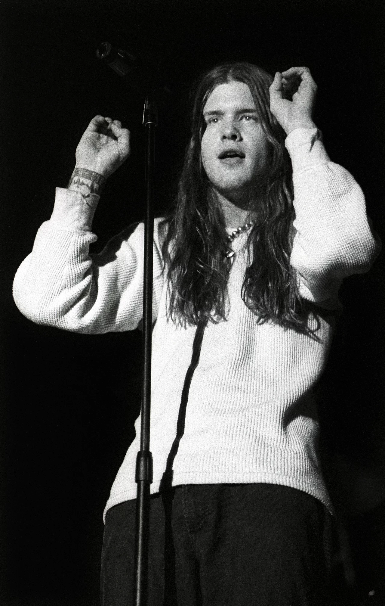 Wspomniany album "Blind Melon" sprawił, że formacja - na dość krótką chwilę - awansowała do czołówki amerykańskiego alternatywnego rocka. Jeszcze przed premierą płyty zespół zaliczył trasę przed Soundgarden, a Hoon pojawił się na bestsellerowych płytach "Use Your Illusion I & II" (utwory "Don't Cry" i "The Garden") Guns N'Roses, na czele której stał jego przyjaciel z młodych lat Axl Rose. Katapultą do sławy był mocno promowany przez MTV teledysk do singla "No Rain", w którym występuje przebrana za pszczółkę dziewczynka (w tej roli Heather DeLoach). Na taki pomysł wpadł reżyser klipu Samuel Bayer (ten od pamiętnego "Smells Like Teen Spirit" Nirvany), który postanowił nawiązać do okładki płyty, na której widniało zdjęcie ubranej w strój pszczółki młodszej siostry Glena Grahama, perkusisty Blind Melon. Wspomniany album "Blind Melon" sprawił, że formacja - na dość krótką chwilę - awansowała do czołówki amerykańskiego alternatywnego rocka. Jeszcze przed premierą płyty zespół zaliczył trasę przed Soundgarden, a Hoon pojawił się na bestsellerowych płytach "Use Your Illusion I & II" (utwory "Don't Cry" i "The Garden") Guns N'Roses, na czele której stał jego przyjaciel z młodych lat Axl Rose. Katapultą do sławy był mocno promowany przez MTV teledysk do singla "No Rain", w którym występuje przebrana za pszczółkę dziewczynka (w tej roli Heather DeLoach). Na taki pomysł wpadł reżyser klipu Samuel Bayer (ten od pamiętnego "Smells Like Teen Spirit" Nirvany), który postanowił nawiązać do okładki płyty, na której widniało zdjęcie ubranej w strój pszczółki młodszej siostry Glena Grahama, perkusisty Blind Melon.