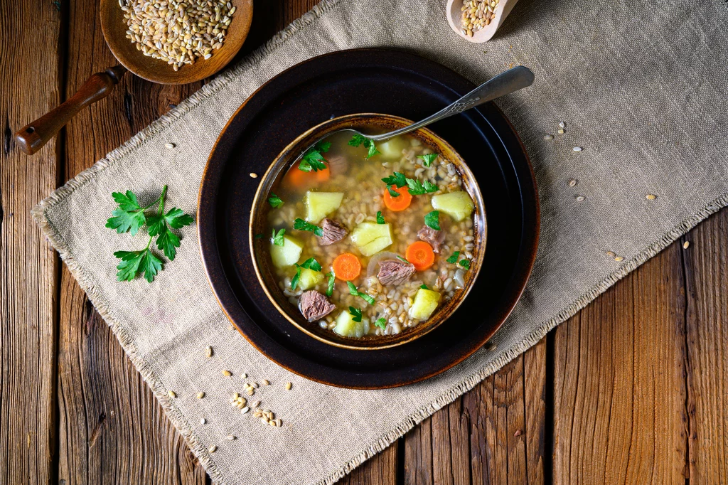 Krupnik to jedna z najbardziej smacznych i sycących polskich zup