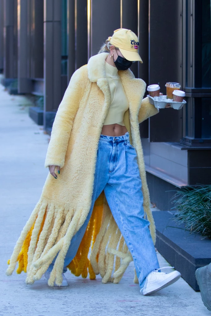 Hailey Bieber w płaszczu od Bottega Veneta za ponad 30 tysięcy złotych