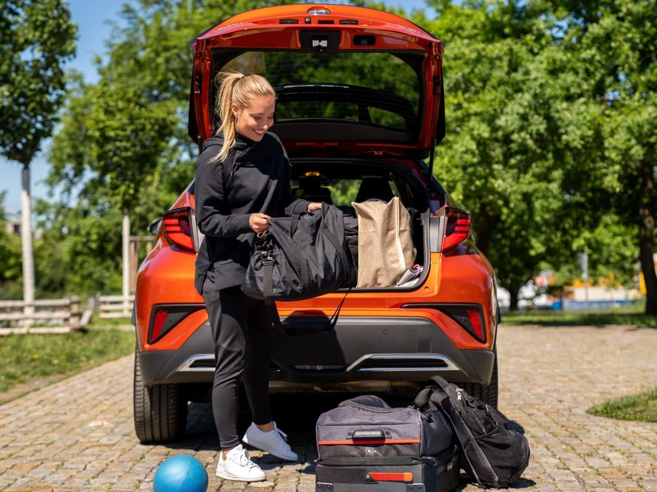 Hybrydowy crossover C-HR jest przystosowany do ciągnięcia przyczepy ważącej do 750 kg, zarówno z hamulcem, jak i bez. Możliwości auta pod tym względem są takie same bez względu na to, czy wybierzemy hybrydę o mocy 122 KM, czy większą, 184-konną, choć drugi wybór na pewno pozwoli nam podróżować dynamiczniej i szybciej startować spod świateł, nie rezygnując z niskiego spalania. W bagażniku C-HR mieści maksymalnie 377 l, ale przestrzeń tę można powiększyć, składając tylną kanapę w proporcjach 60:40. Klapa bagażnika może się podnosić elektrycznie i otwierać bezdotykowo. Hybrydowy crossover C-HR jest przystosowany do ciągnięcia przyczepy ważącej do 750 kg, zarówno z hamulcem, jak i bez. Możliwości auta pod tym względem są takie same bez względu na to, czy wybierzemy hybrydę o mocy 122 KM, czy większą, 184-konną, choć drugi wybór na pewno pozwoli nam podróżować dynamiczniej i szybciej startować spod świateł, nie rezygnując z niskiego spalania. W bagażniku C-HR mieści maksymalnie 377 l, ale przestrzeń tę można powiększyć, składając tylną kanapę w proporcjach 60:40. Klapa bagażnika może się podnosić elektrycznie i otwierać bezdotykowo.