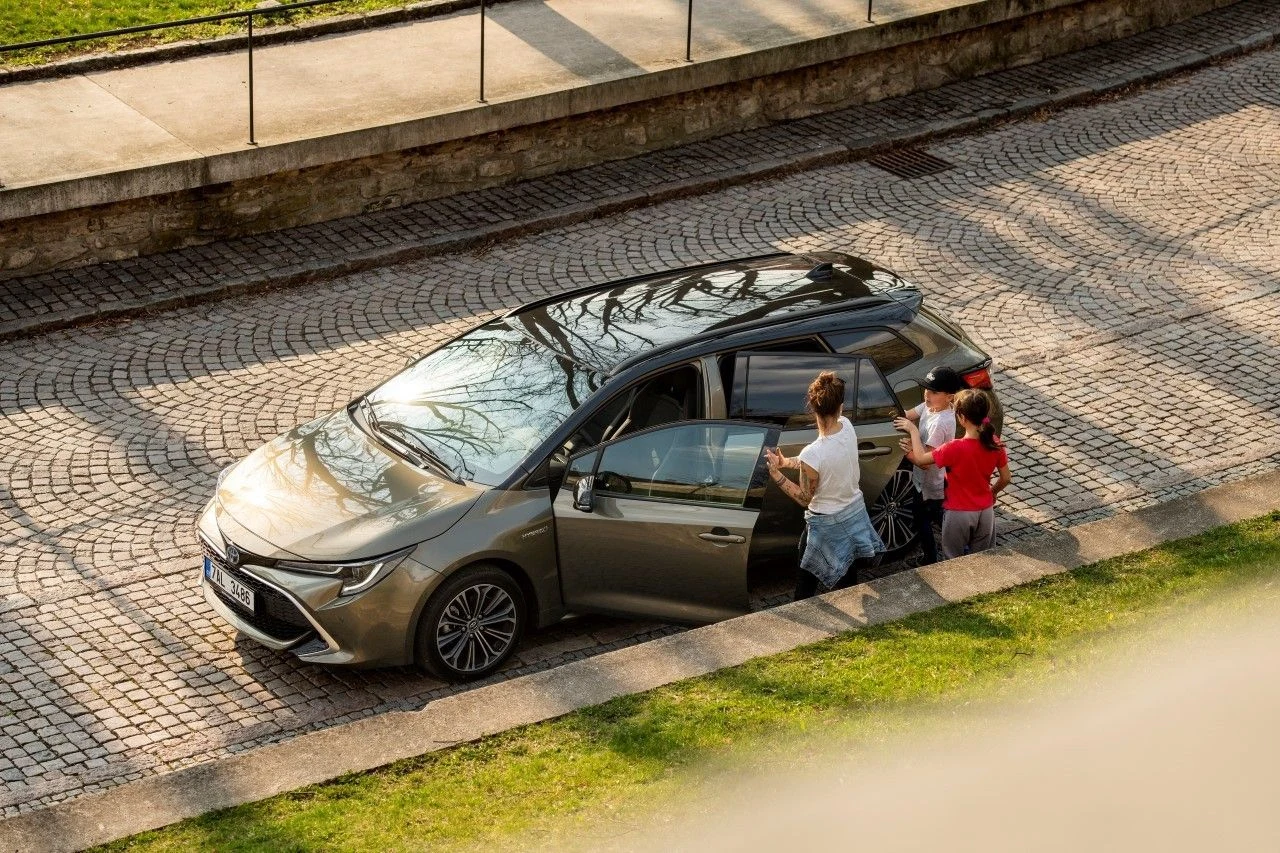 Hybrydowa Corolla jest dostępna z dwoma napędami hybrydowymi do wyboru – o mocy 122 KM lub 184 KM. Auto jest w stanie pociągnąć przyczepę z hamulcem o masie do 750 kg lub do 450 kg bez hamulca. To sprawia, że można podczepić do kompaktowej Toyoty zarówno przyczepę bagażową czy do przewozu łodzi, jak i niewielką kampingową. W bagażniku Corolla oferuje, w zależności od wersji nadwozia, 361 l w hatchbacku, 471 l w sedanie i 596 l w TS Kombi. Tylna kanapa składa się w proporcji 60:40. Jeśli potrzeba jeszcze więcej miejsca, sedana można doposażyć w specjalnie do tego modelu opracowany bagażnik dachowy z boksem na narty. Natomiast w wersji TS Kombi tylna kanapa składa się automatycznie po pociągnięciu dźwigni, tworząc płaską podłogę. Zmieści się tam nie tylko mnóstwo bagażu, ale także rower. Podłoga bagażnika jest dwustronna – z jednej strony pokryta jest wykładziną, a z drugiej żywicą. Można na niej także zamontować szyny. Co więcej, klapa bagażnika Corolli TS Kombi może się otwierać automatycznie przesunięciem stopy pod tylnym zderzakiem. Hybrydowa Corolla jest dostępna z dwoma napędami hybrydowymi do wyboru – o mocy 122 KM lub 184 KM. Auto jest w stanie pociągnąć przyczepę z hamulcem o masie do 750 kg lub do 450 kg bez hamulca. To sprawia, że można podczepić do kompaktowej Toyoty zarówno przyczepę bagażową czy do przewozu łodzi, jak i niewielką kampingową. W bagażniku Corolla oferuje, w zależności od wersji nadwozia, 361 l w hatchbacku, 471 l w sedanie i 596 l w TS Kombi. Tylna kanapa składa się w proporcji 60:40. Jeśli potrzeba jeszcze więcej miejsca, sedana można doposażyć w specjalnie do tego modelu opracowany bagażnik dachowy z boksem na narty. Natomiast w wersji TS Kombi tylna kanapa składa się automatycznie po pociągnięciu dźwigni, tworząc płaską podłogę. Zmieści się tam nie tylko mnóstwo bagażu, ale także rower. Podłoga bagażnika jest dwustronna – z jednej strony pokryta jest wykładziną, a z drugiej żywicą. Można na niej także zamontować szyny. Co więcej, klapa bagażnika Corolli TS Kombi może się otwierać automatycznie przesunięciem stopy pod tylnym zderzakiem.