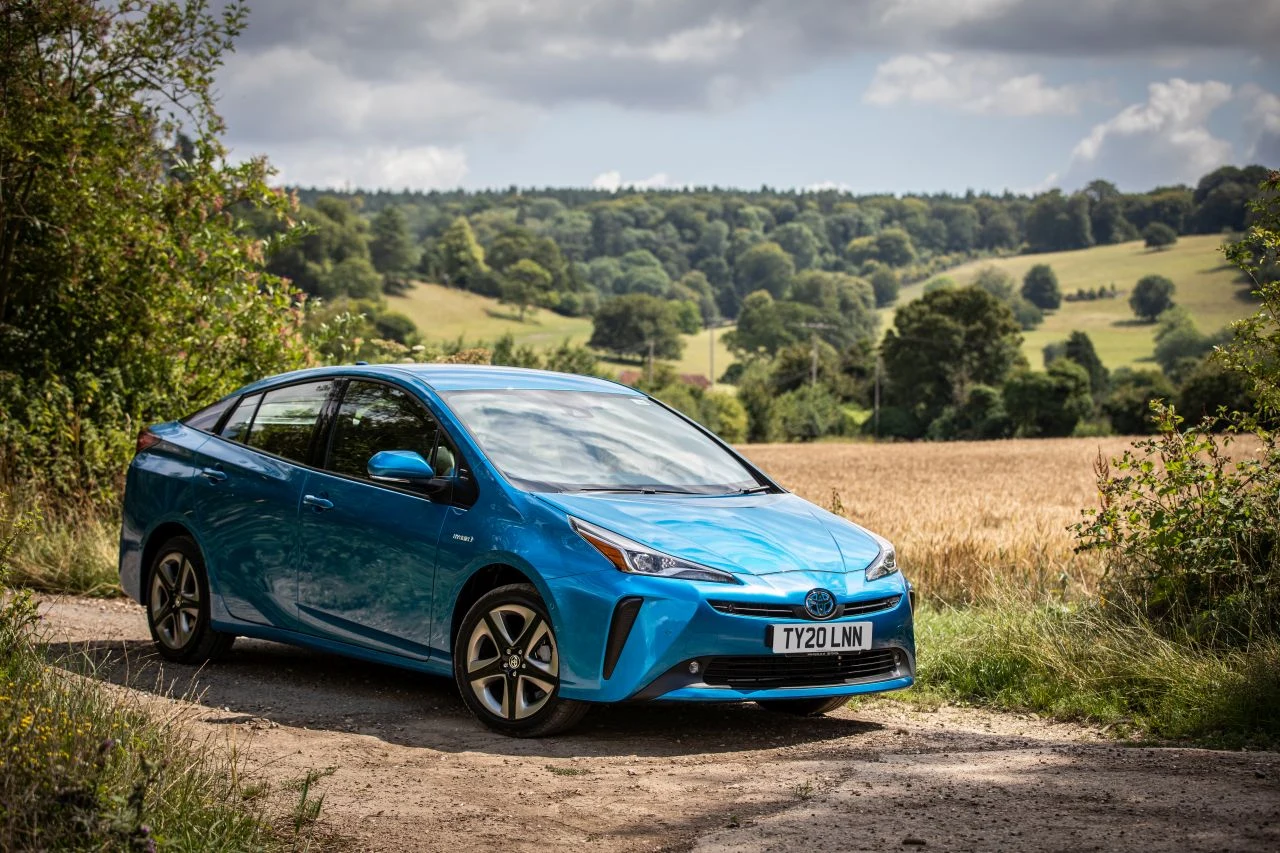 Prius jest znany jako pierwszy seryjny samochód hybrydowy na świecie, ale tak się składa, że był także pierwszą hybrydą zdolną do ciągnięcia przyczepy. Możliwość ta pojawiła się w Priusie 4. generacji, który wszedł na rynek w 2015 roku. Prius jest wyposażony w demontowany hak holowniczy kompatybilny z wiązką przewodów, do którego można przymocować przyczepę o masie do 725 kg. Bagażnik tego średniej wielkości liftbacka mieści 502 l lub więcej po złożeniu tylnej kanapy. Prius jest znany jako pierwszy seryjny samochód hybrydowy na świecie, ale tak się składa, że był także pierwszą hybrydą zdolną do ciągnięcia przyczepy. Możliwość ta pojawiła się w Priusie 4. generacji, który wszedł na rynek w 2015 roku. Prius jest wyposażony w demontowany hak holowniczy kompatybilny z wiązką przewodów, do którego można przymocować przyczepę o masie do 725 kg. Bagażnik tego średniej wielkości liftbacka mieści 502 l lub więcej po złożeniu tylnej kanapy.
