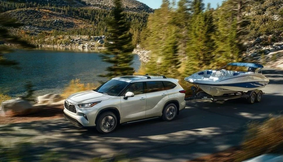 Nowy flagowy SUV Toyoty o długości prawie 5 metrów zadebiutuje w Polsce w styczniu przyszłego roku. Ten ogromny samochód z napędem hybrydowym AWD-i w standardzie zapewni dużą przyjemność z jazdy po asfalcie i poza nim, stając się idealnym autem na wakacje. Tym bardziej, że będzie można zaprząc do niego całkiem sporą i wygodną przyczepę kampingową o masie do 2 ton. Highlander również powstał na platformie TNGA i podobnie jak RAV4 wykorzystuje układ hybrydowy z silnikiem 2.5, lecz o mocy podwyższonej do 244 KM. Highlander to samochód 7-osobowy, a bagażnik przy złożonym trzecim rzędzie siedzeń ma pojemność 658 l, zaś po rozłożeniu tylnych oparć mieści 241 l (w obu konfiguracjach pojemność liczona jest do wysokości rolety). Po złożeniu obu rzędów siedzeń z tyłu powstaje ogromny bagażnik z płaską podłogą o pojemności 1909 l do linii dachu. W tym modelu również będzie można zamówić bezdotykowo otwieraną klapę bagażnika. Nowy flagowy SUV Toyoty o długości prawie 5 metrów zadebiutuje w Polsce w styczniu przyszłego roku. Ten ogromny samochód z napędem hybrydowym AWD-i w standardzie zapewni dużą przyjemność z jazdy po asfalcie i poza nim, stając się idealnym autem na wakacje. Tym bardziej, że będzie można zaprząc do niego całkiem sporą i wygodną przyczepę kampingową o masie do 2 ton. Highlander również powstał na platformie TNGA i podobnie jak RAV4 wykorzystuje układ hybrydowy z silnikiem 2.5, lecz o mocy podwyższonej do 244 KM. Highlander to samochód 7-osobowy, a bagażnik przy złożonym trzecim rzędzie siedzeń ma pojemność 658 l, zaś po rozłożeniu tylnych oparć mieści 241 l (w obu konfiguracjach pojemność liczona jest do wysokości rolety). Po złożeniu obu rzędów siedzeń z tyłu powstaje ogromny bagażnik z płaską podłogą o pojemności 1909 l do linii dachu. W tym modelu również będzie można zamówić bezdotykowo otwieraną klapę bagażnika.