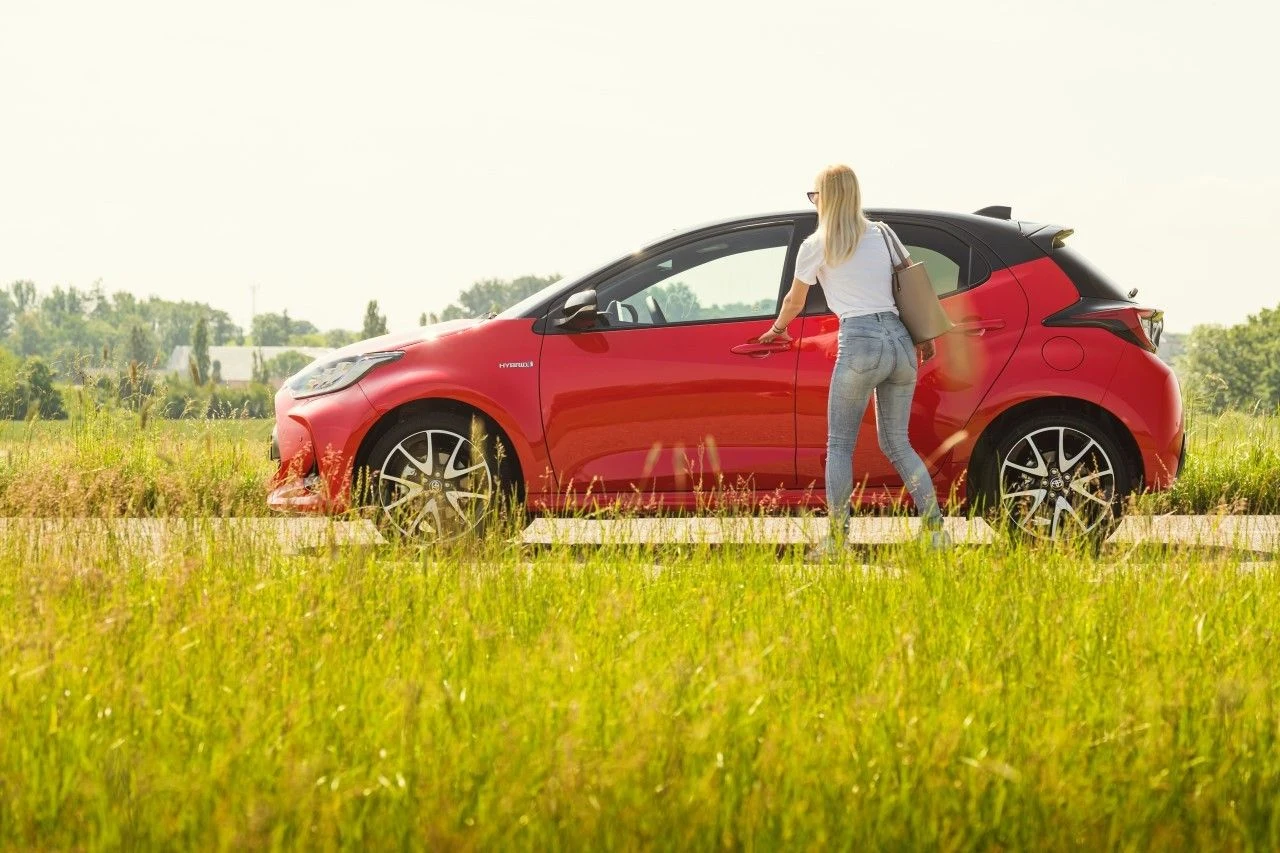 Nowy Yaris Hybrid o mocy 116 KM może pociągnąć przyczepę ważącą do 450 kg, przy masie własnej samochodu około 1100 kg i długości zaledwie 3940 mm. Yaris udowadnia, że jeśli ktoś na co dzień porusza się głównie po mieście, a na wakacje jeździ raz czy kilka razy w roku, ten zwinny miejski model w zupełności wystarczy na jego potrzeby. Yaris może pociągnąć zgrabną przyczepkę bagażową lub niewielką łódź. Bagażnik nowego miejskiego hatchbacka Toyoty mieści 286 l i w wersji hybrydowej jest taki sam jak w benzynowej. Nowy Yaris Hybrid o mocy 116 KM może pociągnąć przyczepę ważącą do 450 kg, przy masie własnej samochodu około 1100 kg i długości zaledwie 3940 mm. Yaris udowadnia, że jeśli ktoś na co dzień porusza się głównie po mieście, a na wakacje jeździ raz czy kilka razy w roku, ten zwinny miejski model w zupełności wystarczy na jego potrzeby. Yaris może pociągnąć zgrabną przyczepkę bagażową lub niewielką łódź. Bagażnik nowego miejskiego hatchbacka Toyoty mieści 286 l i w wersji hybrydowej jest taki sam jak w benzynowej.