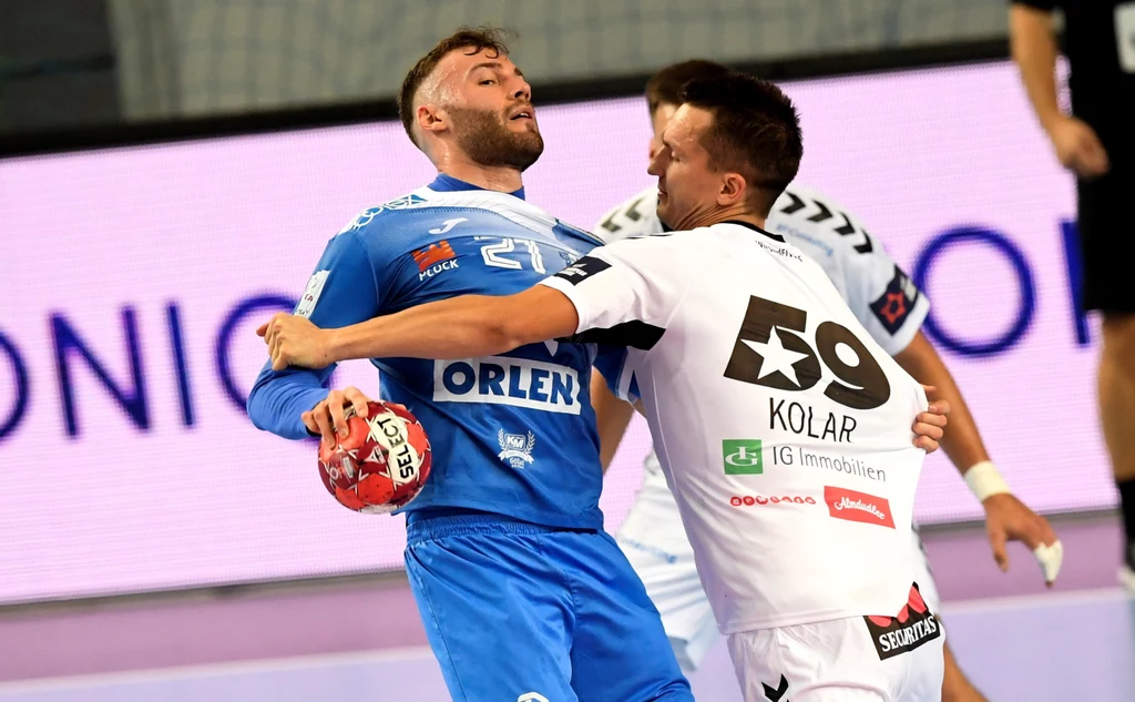 Zawodnik drużyny Orlen Wisła Płock Zoltan Szita (L) i Markus Kolar (P) z HC Fivers Zawodnik drużyny Orlen Wisła Płock Zoltan Szita (L) i Markus Kolar (P) z HC Fivers