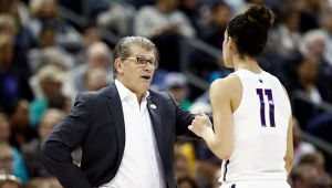 Trener główny Geno Auriemma