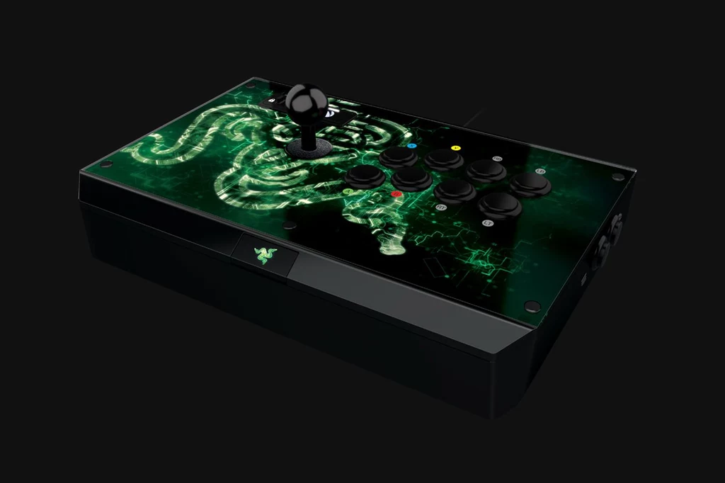Razer Atrox Arcade Stick zaprojektowany dla konsoli Xbox to maszyna do walki klasy turniejowej. Został on zbudowany w celu zwiększenia umiejętności w grach. Atrox korzysta z komponentów Sanwa i posiada osiem responsywnych, programowalnych przycisków oraz 8-kierunkowy joystick. Razer Atrox Arcade Stick zaprojektowany dla konsoli Xbox to maszyna do walki klasy turniejowej. Został on zbudowany w celu zwiększenia umiejętności w grach. Atrox korzysta z komponentów Sanwa i posiada osiem responsywnych, programowalnych przycisków oraz 8-kierunkowy joystick.