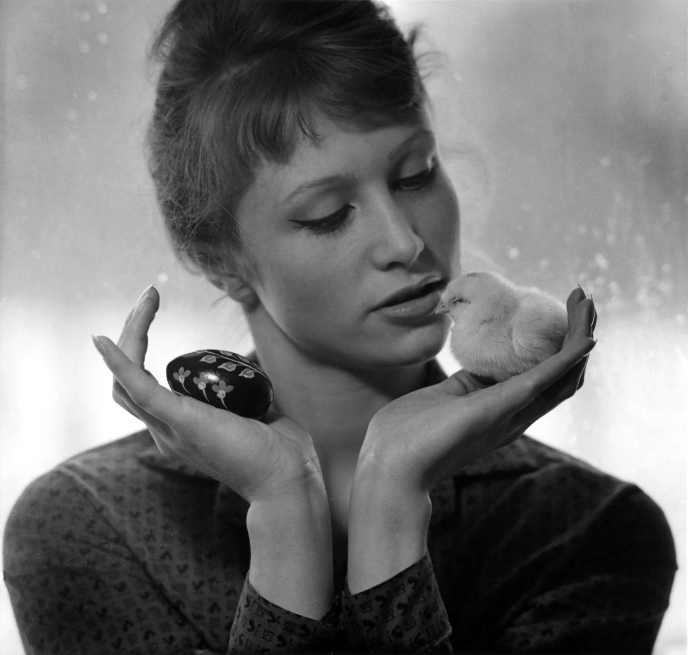 Jej krótkie życie to świetny materiał na film. Wróżono, że będzie jedną z największych polskich aktorek. Zofia Marcinkowska miała wszystko, by zostać gwiazdą: urodę, inteligencję i wrażliwość. Niestety jej losy nie potoczyły się tak, jak to sobie wymarzyła. Po jednej z awantur domowych popełniła samobójstwo. Tą tragedią żyła wówczas cała Polska.