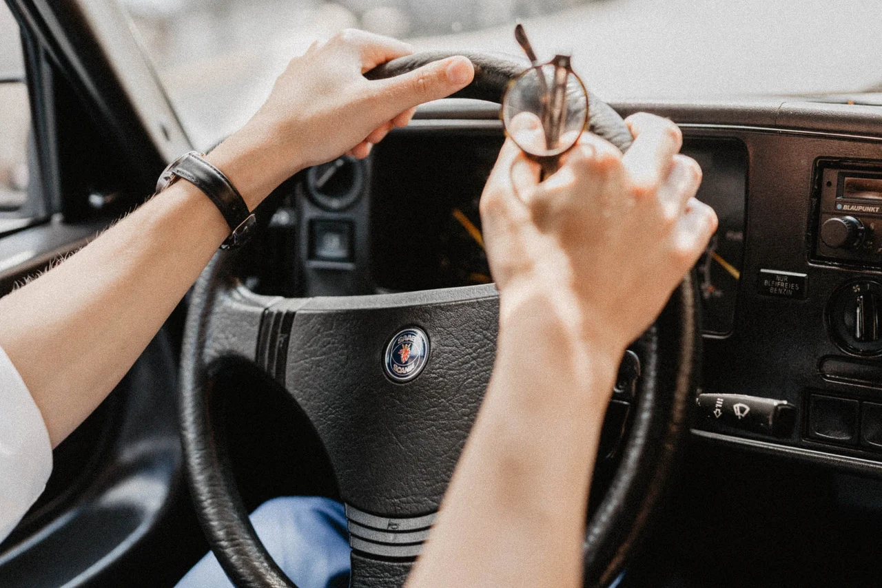 "Saab 900 jest odpowiedzią na moją podróż przez urologiczne media społecznościowe" - twierdzi doktor