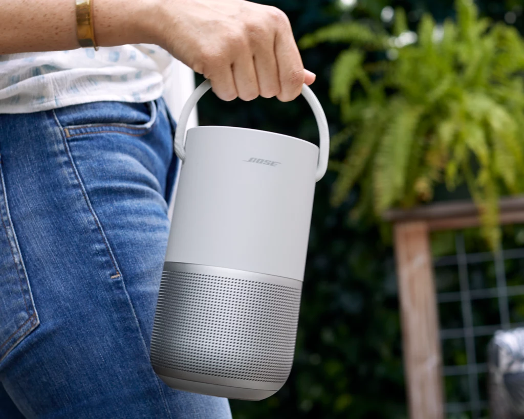 Bose Portable Smart Speaker aż prosi się o wyniesienie go z domu. O wytrzymałość nie musicie się obawiać