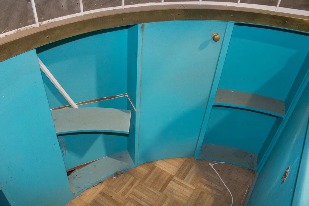 Bar pod młotek trafi pod koniec tego miesiąca, podczas aukcji organizowanej przez Alexander Historical Auctions. Oprócz baru będzie można nabyć też cztery krzesła, z których jedno zachowało oryginalne obicie. 