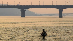 Ukraina zmaga się z bezrobociem. Na zdj. wędkarz łowiący ryby w Dnieprze w Kijowie
