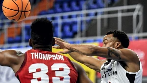 Koszykarz drużyny Pszczółka Start Lublin Lester Medford Jr. (z prawej) i Jason Thompson z zespołu Casademont Saragossa 