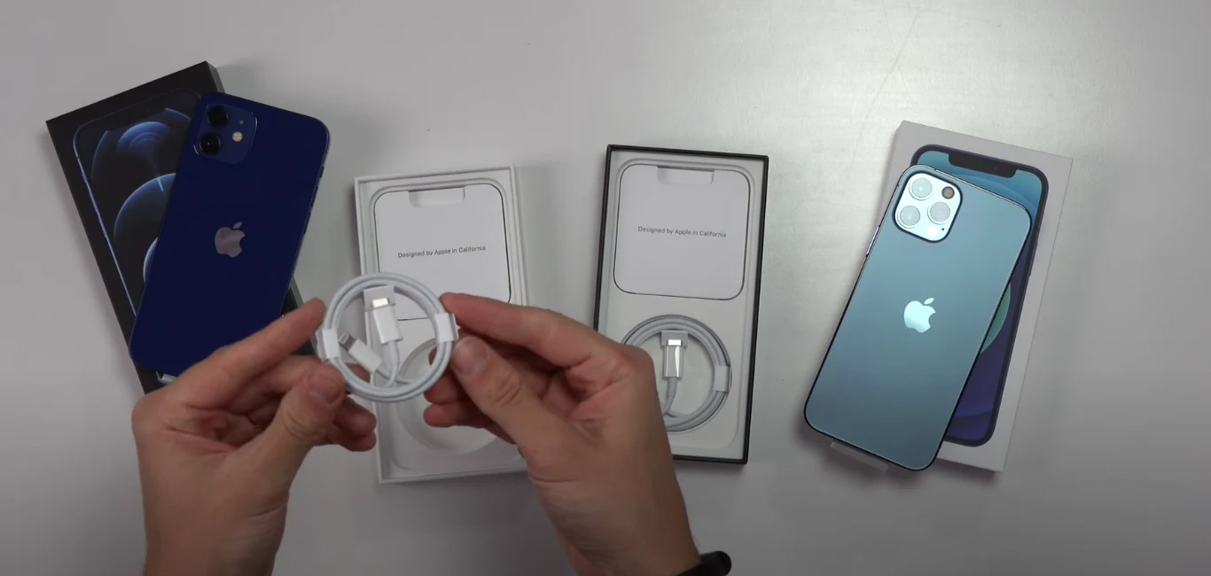 iPhone 12 we Francji ze słuchawkami / fot. zrzut ekranu z YouTube iPhone 12 we Francji ze słuchawkami / fot. zrzut ekranu z YouTube