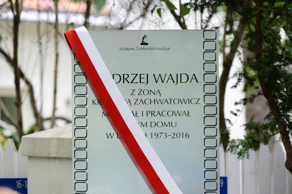 Tablica upamiętniająca Andrzeja Wajdę i... jego żonę Krystynę Zachwatowicz: "W tym domu mieszkał i pracował Andrzej Wajda i Krystyna Zachwatowicz w latach 1973-2016" Tablica upamiętniająca Andrzeja Wajdę i... jego żonę Krystynę Zachwatowicz: "W tym domu mieszkał i pracował Andrzej Wajda i Krystyna Zachwatowicz w latach 1973-2016"