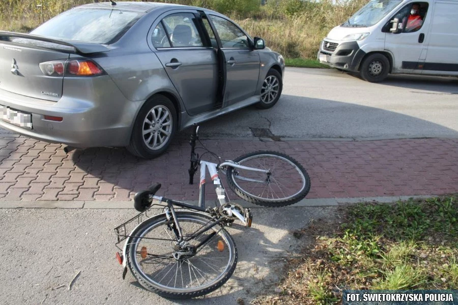 Rowerzystka wjechała w bok auta