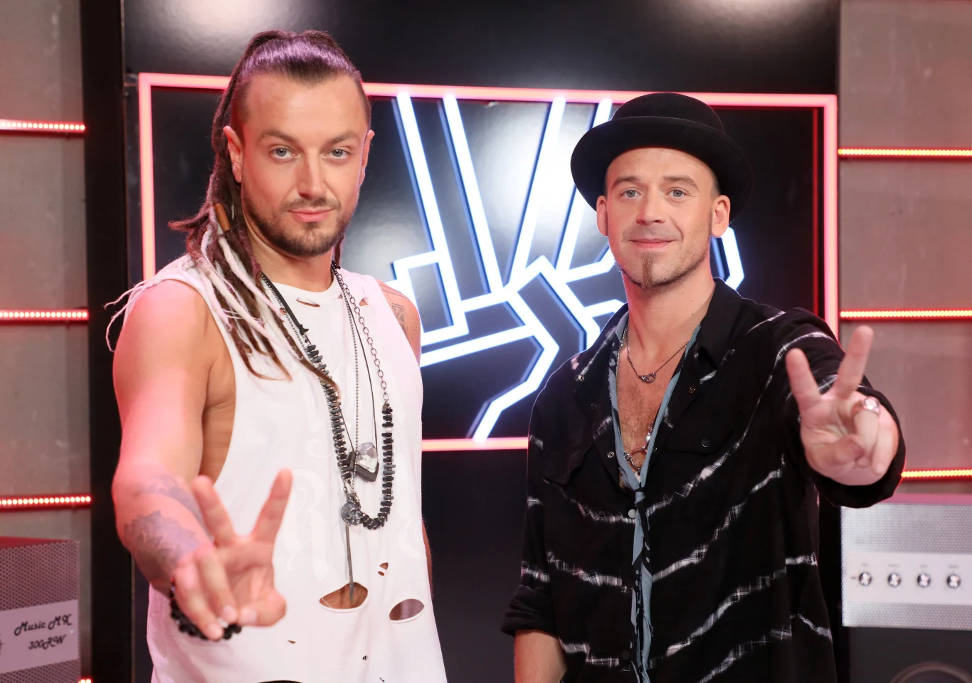 Tomson po ukończeniu szkoły średniej (Zespół Państwowych Szkół Muzycznych im. Kazimierza Wiłkomirskiego) zdecydował się studiować prawo na Uniwersytecie Warmińsko-Mazurskim w Olsztynie. Ostatecznie wokalista kierunku nie ukończył, rzucając studia na czwartym roku. Baron oprócz szkoły muzycznej (Państwowa Szkoła Muzyczna im. Karola Szymanowskiego we Wrocławiu), ukończył również Uniwersytet Wrocławski na wydziale nauk przyrodniczych. Tomson po ukończeniu szkoły średniej (Zespół Państwowych Szkół Muzycznych im. Kazimierza Wiłkomirskiego) zdecydował się studiować prawo na Uniwersytecie Warmińsko-Mazurskim w Olsztynie. Ostatecznie wokalista kierunku nie ukończył, rzucając studia na czwartym roku. Baron oprócz szkoły muzycznej (Państwowa Szkoła Muzyczna im. Karola Szymanowskiego we Wrocławiu), ukończył również Uniwersytet Wrocławski na wydziale nauk przyrodniczych.