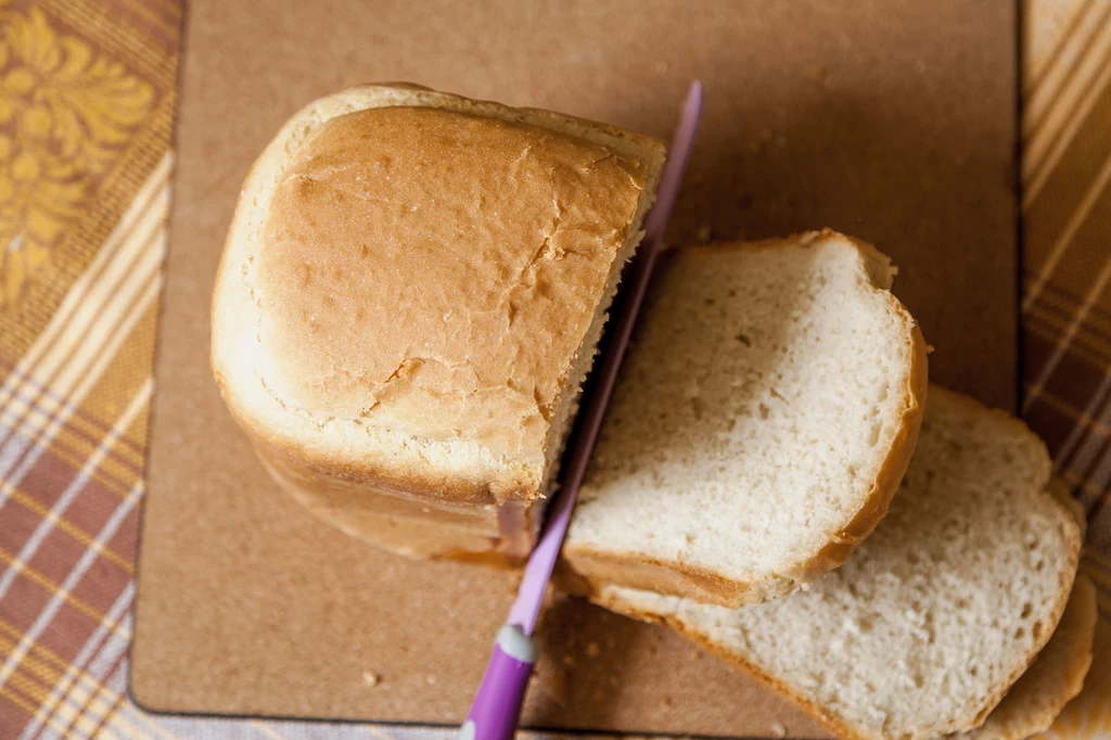 Domowy chleb z chrupiącą skórką. Smakuje obłędnie i rozpływa się w ustach