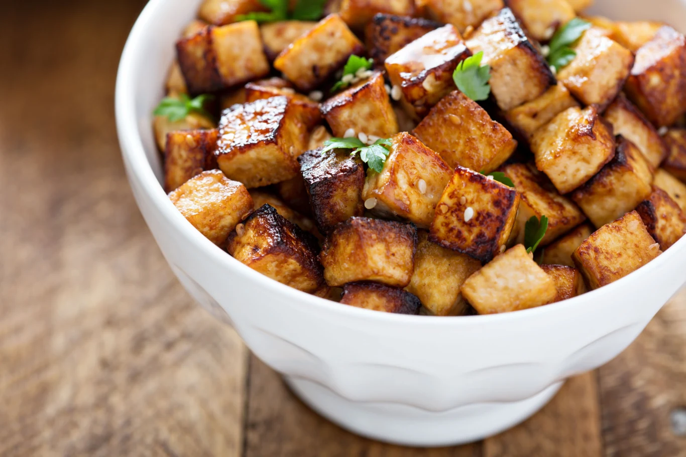 Rumiane tofu idealnie sprawdzi się do dań z ryżem