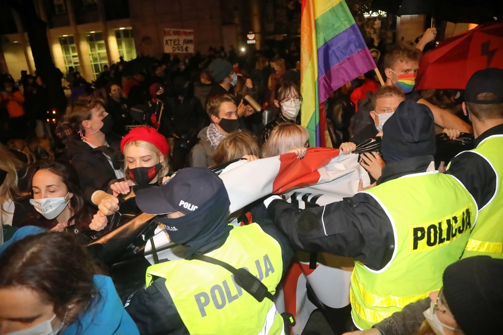 Funkcjonariusze policji oraz uczestnicy protestu pod hasłem "Nie oddamy naszych praw" Funkcjonariusze policji oraz uczestnicy protestu pod hasłem "Nie oddamy naszych praw"