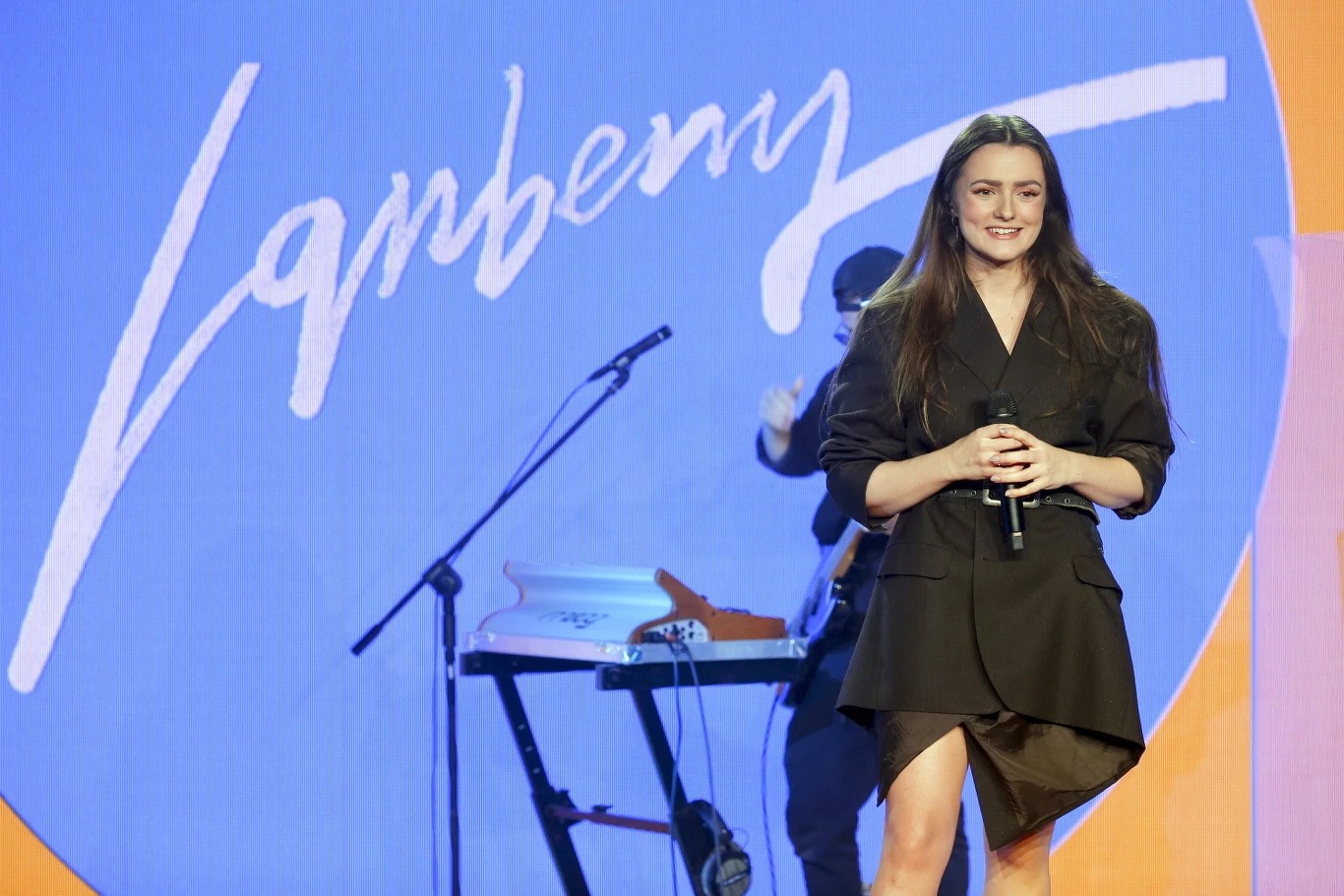 Lanberry swój nowy album nagrała z pomocą m.in. Bartosza Dziedzica, znanego ze współpracy z Arturem Rojkiem, Moniką Brodką i Dawidem Podsiadłą, czy Patryka Kumóra, z którym wcześniej współtworzyła eurowizyjne przeboje Roksany Węgiel i Viki Gabor.