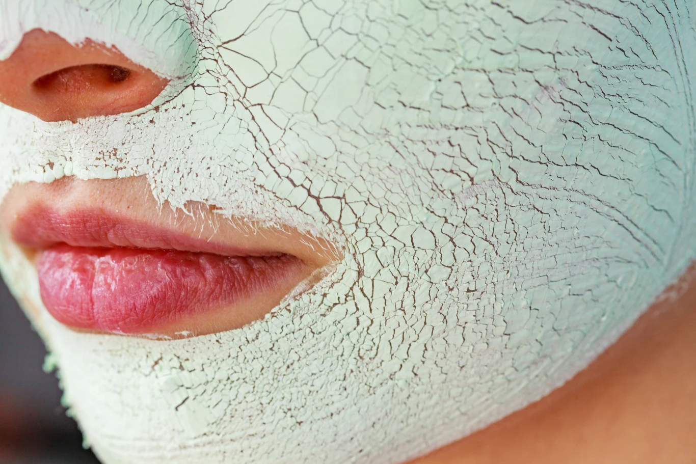 Maseczki oczyszczające powinny być wykonywane przynajmniej raz w tygodniu. Wybieraj te na bazie glinek, przy cerze tłustej i mieszanej najlepiej sprawdzi się glinka zielona. Tego typu maseczki mają działanie ściągające, rozjaśniające i wygładzające. Świetnie sprawdzi się też samodzielnie przygotowana maseczka z sodą oczyszczoną czy żelatyną. Pamiętaj, aby nigdy nie wyciskać zaskórników! Samodzielnie nie jesteś w stanie przygotować odpowiednio skóry do tego zabiegu. Co więcej, nie uda ci się dokładnie oczyścić gruczołów, a pozostałości wydzieliny staną się pożywką dla rozwoju bakterii i przyczyną stanów zapalnych!