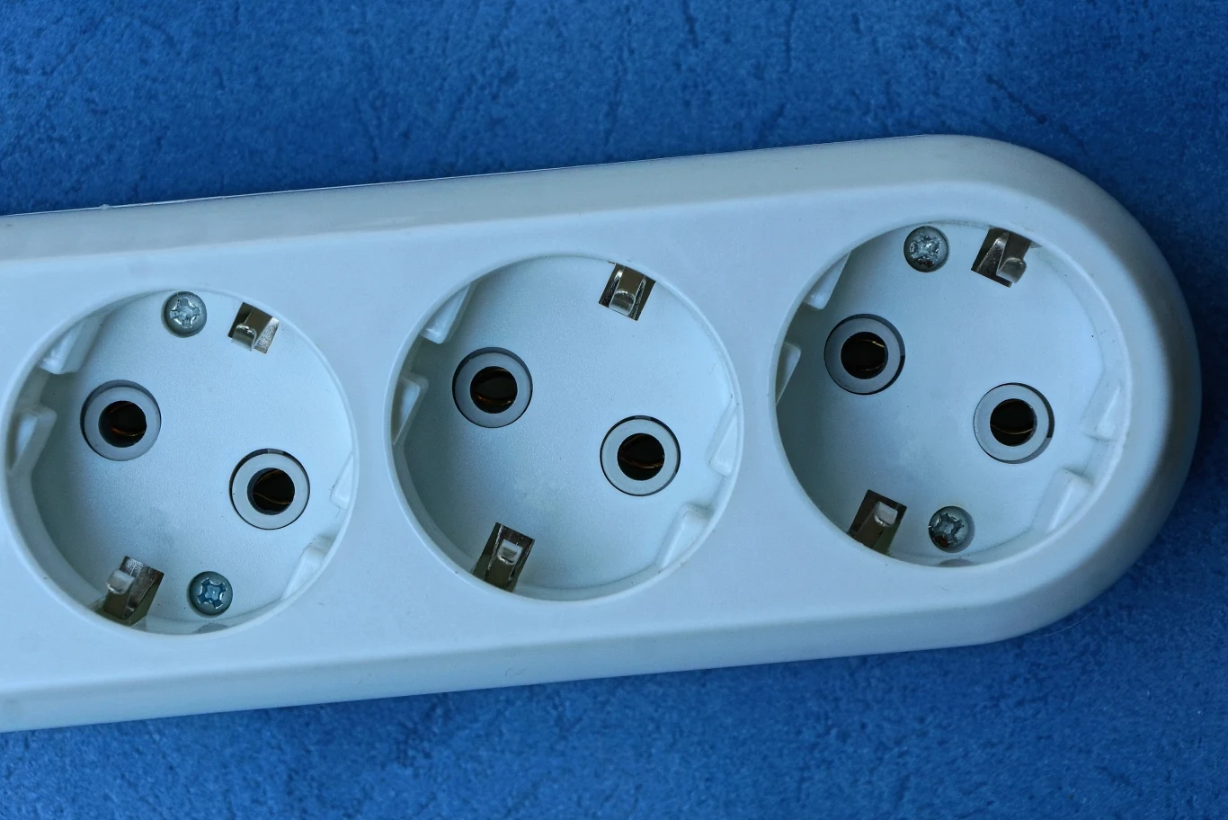 Większość skontrolowanych przez Inspekcję Handlową przewodów elektrycznych i listew przepięciowych miało wady konstrukcyjne Większość skontrolowanych przez Inspekcję Handlową przewodów elektrycznych i listew przepięciowych miało wady konstrukcyjne