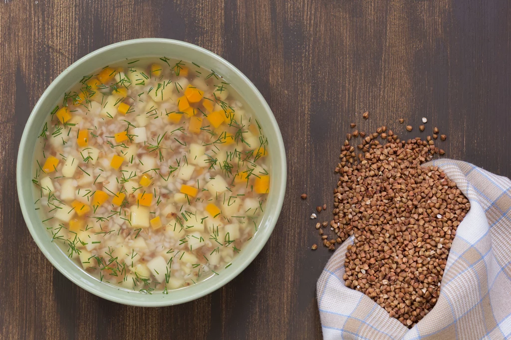 Z kaszą podawać można nie tylko krupnik, ale także inne polskie zupy – borowikową, pomidorową, a nawet rosół 