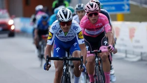 Fausto Masnada (z przodu). Za nim w różowym trykocie Joao Almeida podczas Giro d'Italia