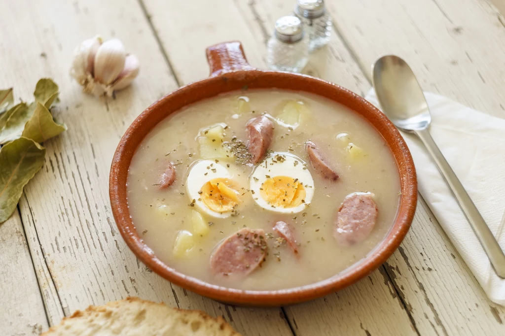 Barszcz biały sprawdzi się nie tylko w roli zupy – może nam też posłużyć jako baza do tart, potrawek czy sosów 