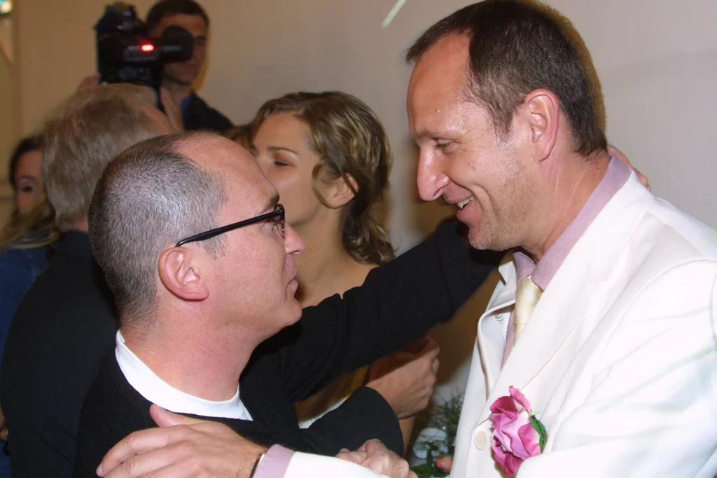 Andrzej Krzywy i Marek Kościkiewicz w 2001 r. na ślubie tego drugiego