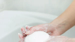 Mydło w kostce ma więcej zastosowań, niż myślisz. Przyda się podczas prasowania i remontu