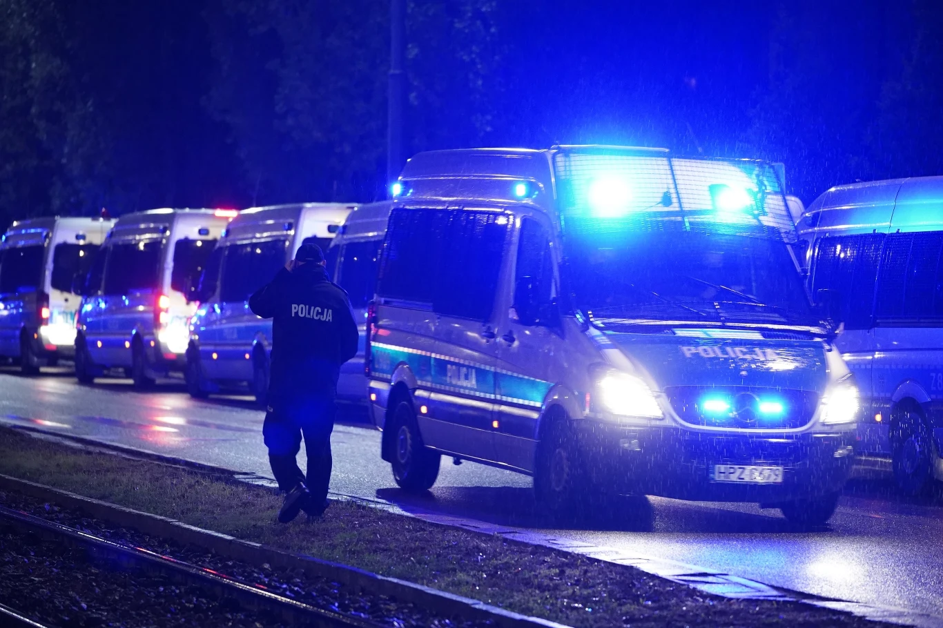 Na miejscu są funkcjonariusze policji. W związku z protestem ruch wyłączono na części ul. Potockiej oraz na ul. Mickiewicza od placu Wilsona do ul. Klaudyny. Wzdłuż ulicy ustawiło się kilkadziesiąt policyjnych vanów.
