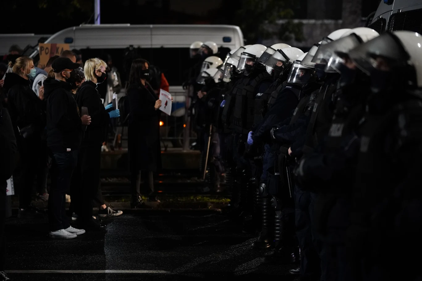 Protestujący na Żoliborzu mają ze sobą transparenty z hasłami: "świeckie państwo", "j... PiS", "chcemy mieć wybór!", czy kartki z ilustracją czarnej parasolki. 