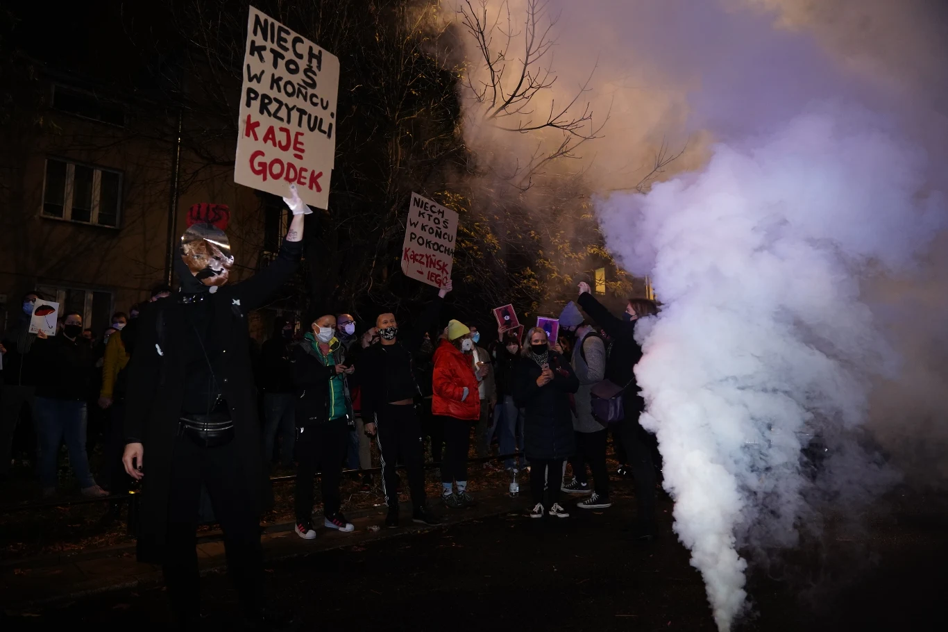 Okolice domu prezesa PiS odgradza kordon funkcjonariuszy. 