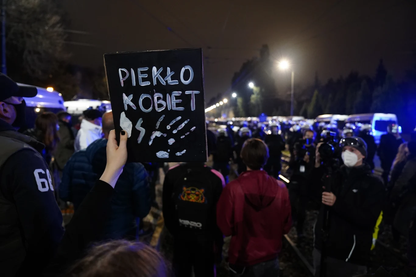 Zgromadzeni wznoszą okrzyki: "wolność", "wypier….", "będziesz siedział".