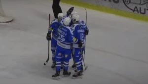 Patryk Noworyta z Unii Oświęcim gratuluje kolegom zdobytej bramki