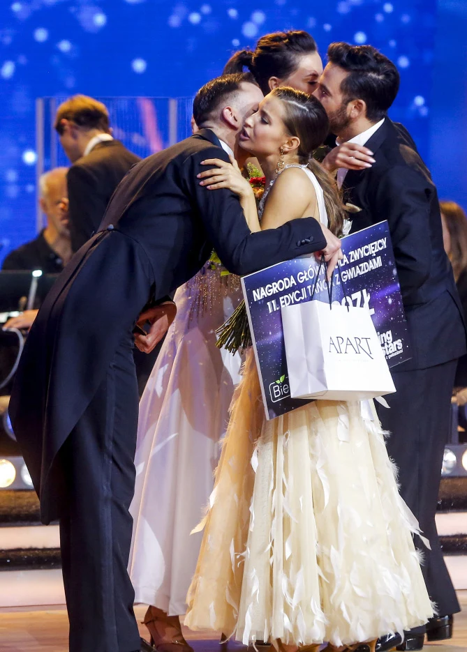 Julia Wieniawa gratuluje zwycięskiej parze Julia Wieniawa gratuluje zwycięskiej parze