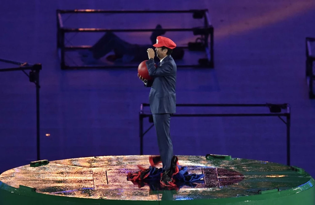 Shinzo Abe w czapce Mario Shinzo Abe w czapce Mario