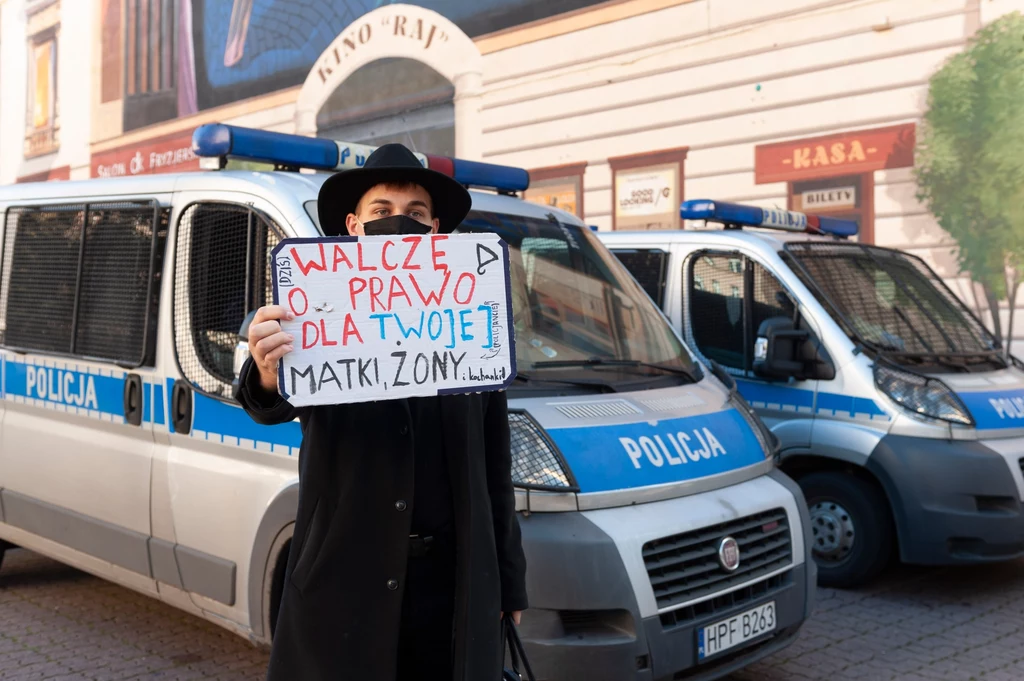 Protest w obronie praw kobiet w Łodzi. Interweniowała policja. Protest w obronie praw kobiet w Łodzi. Interweniowała policja.