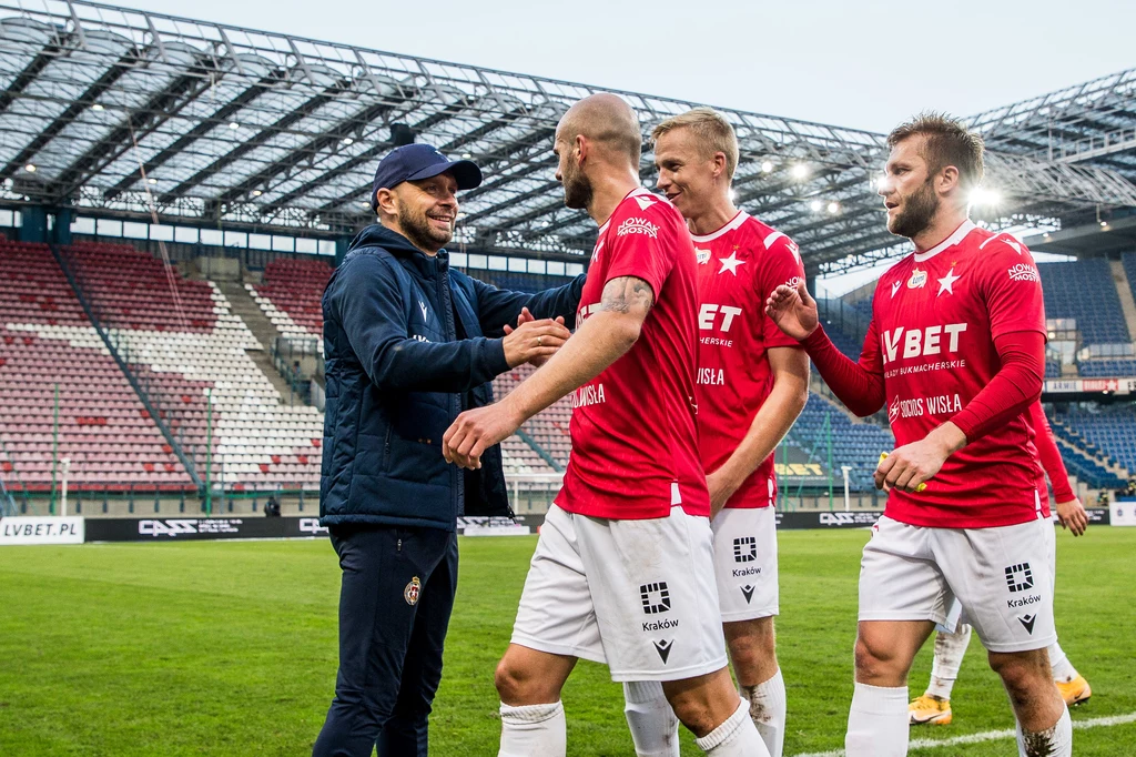 Trener Artur Skowronek gratuluje swoim zawodnikom po wygranej z Podbeskidziem.