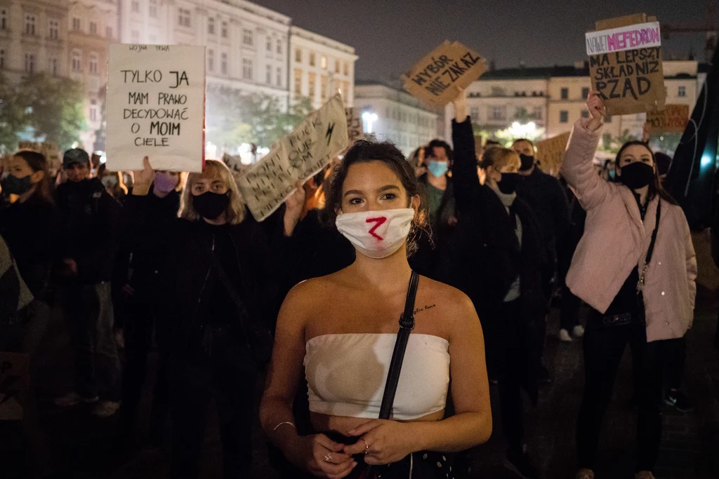"Wojna trwa". Protest przeciw zostrzeniu prawa aborcyjnego na Rynku Głównym w Krakowie.