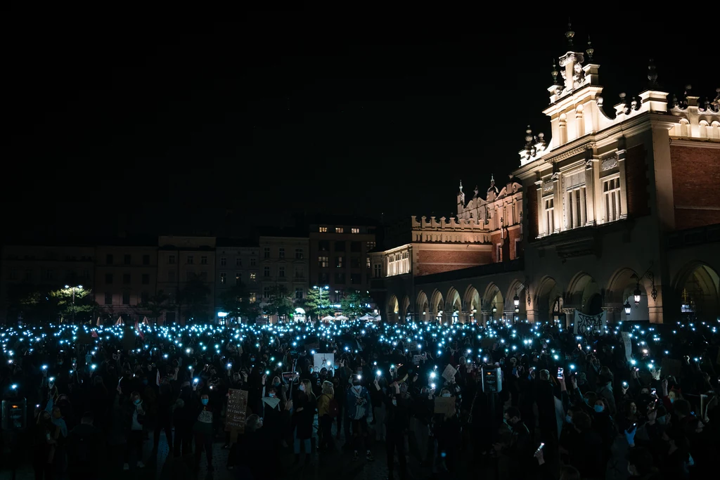 Protestujący na krakowskim Rynku Głównym.